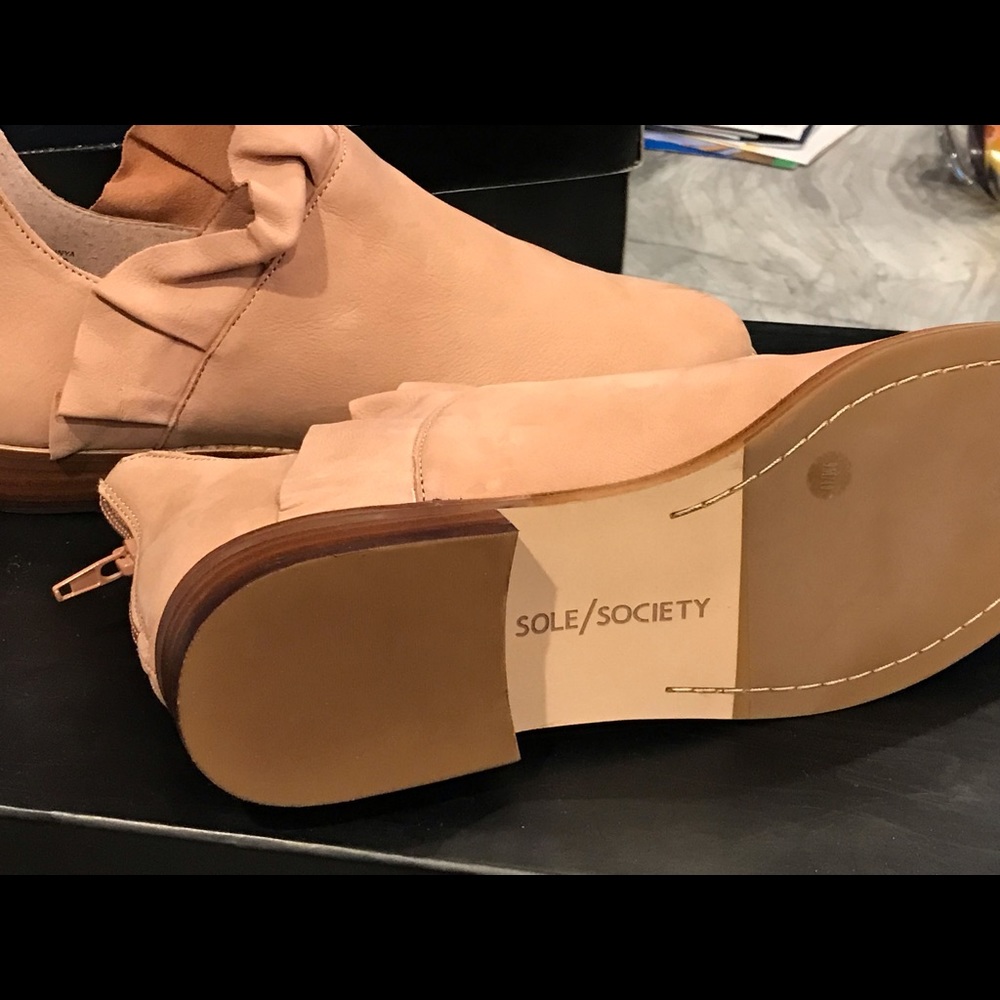 Who doesn’t love a little ruffle? NWB